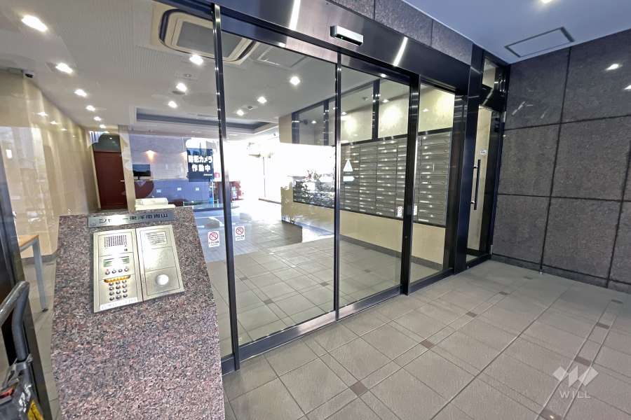 エントランスはオートロック付きです。