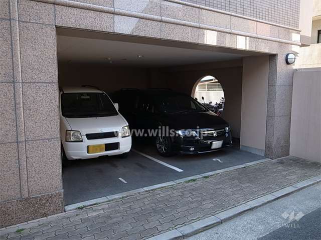 １階部分にある敷地内駐車場