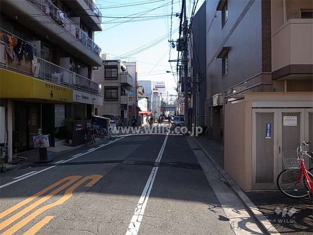 敷地北側の前面道路。住宅と店舗が混在しています。
