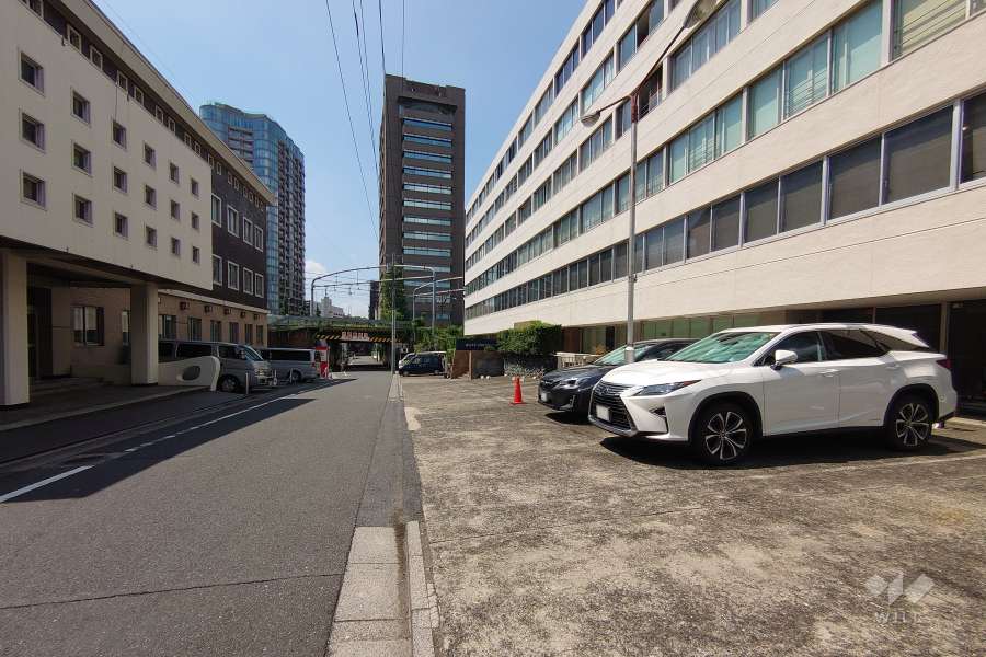 敷地南東側の前面道路（北東側から）