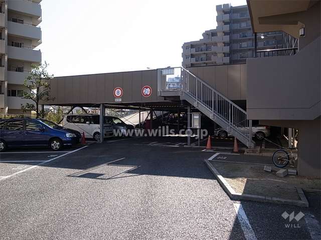 2階建ての駐車場棟