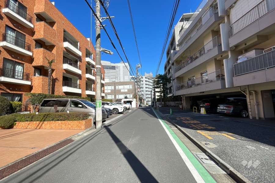 敷地西側の前面道路