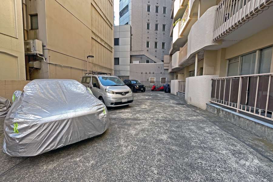 敷地内駐車場（屋外平面式）は敷地北側にあります。