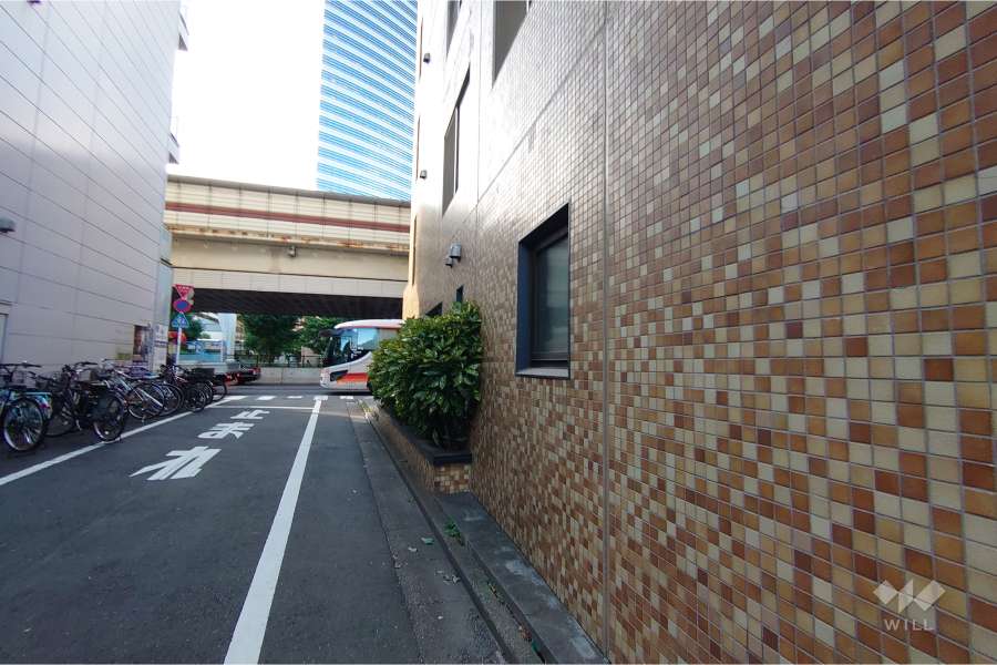 敷地南西側の前面道路（南東側から）