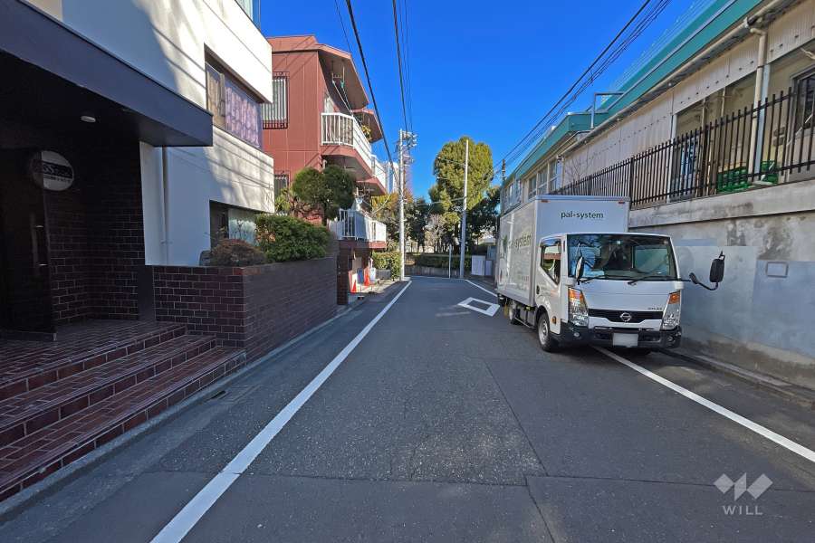 敷地北東側の前面道路（南東側から）