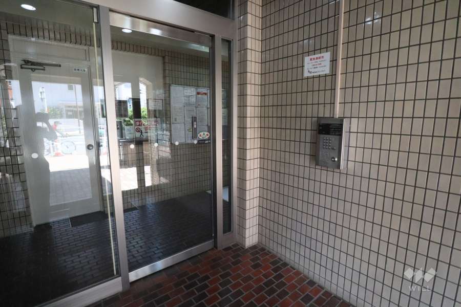 エントランスはオートロック付きです。
