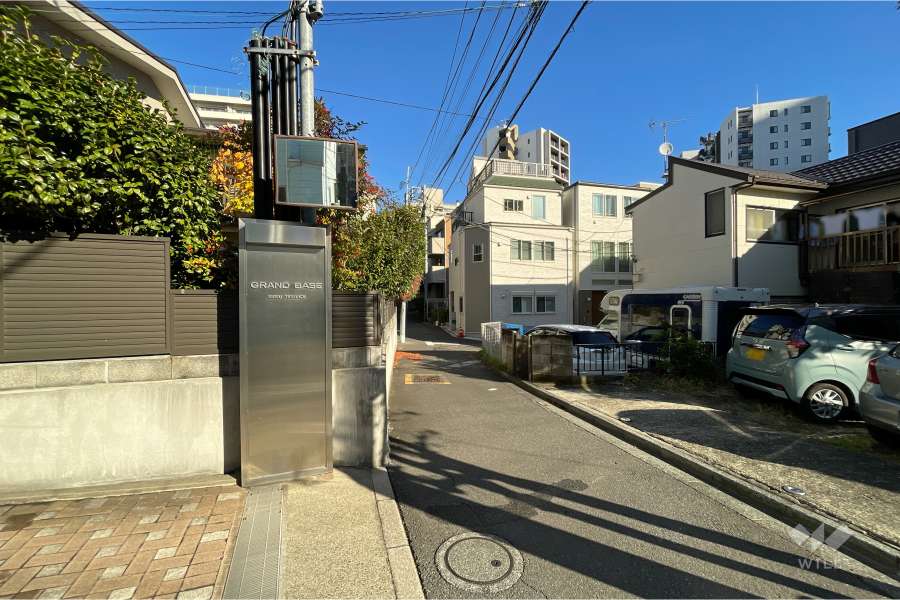 敷地東側の前面道路（南側から）