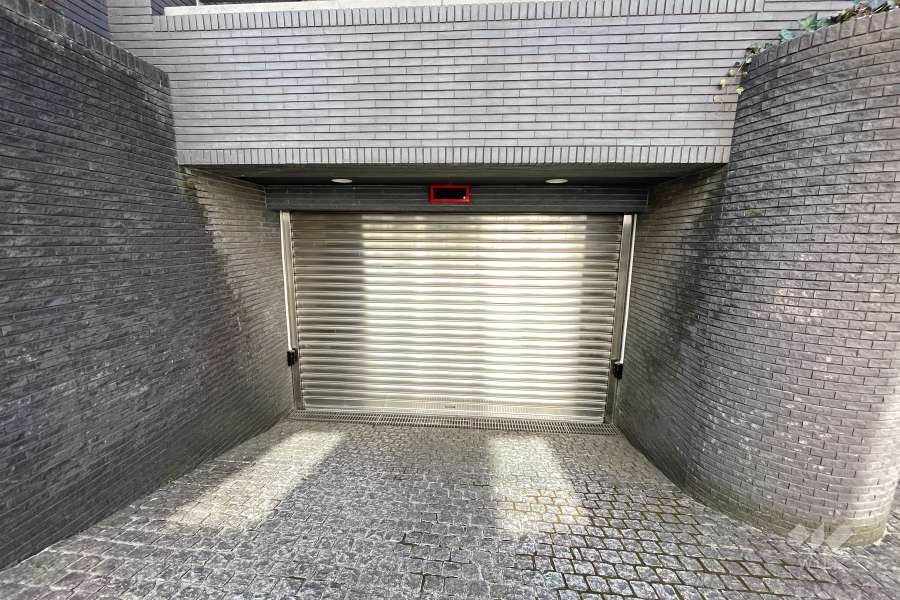 駐車場の出入り口（シャッター付き）