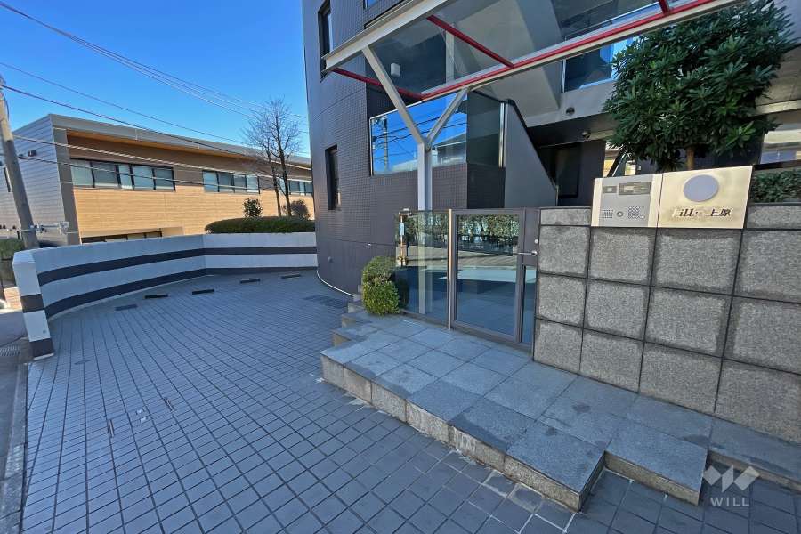 エントランスはオートロック付きです。