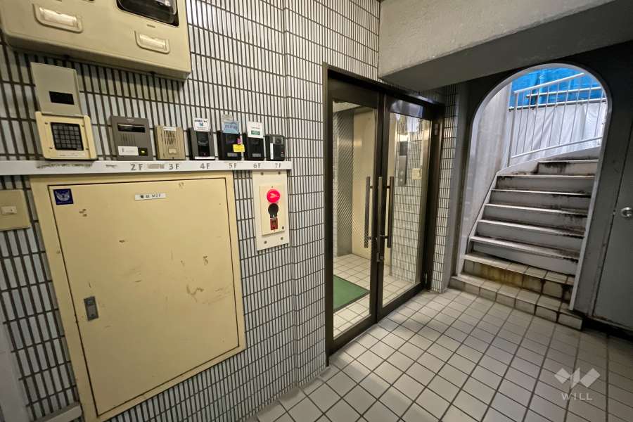 エントランスはオートロック付きです。