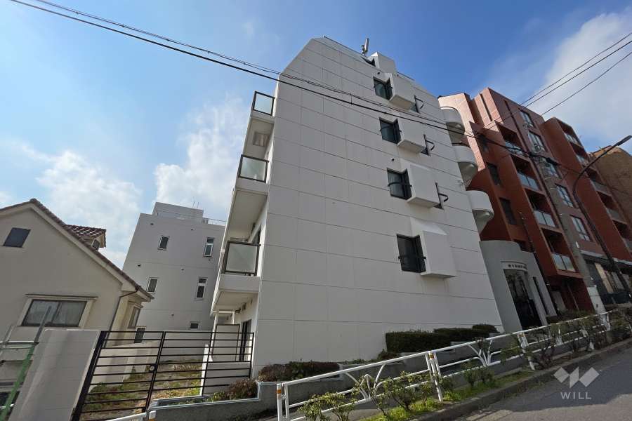 カトルセゾン代官山の外観（北東側から）