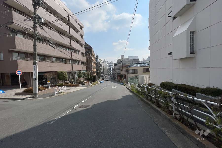 敷地北側の前面道路