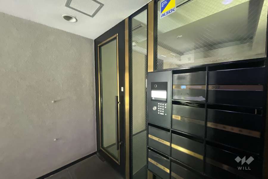 エントランスはオートロック付きです。