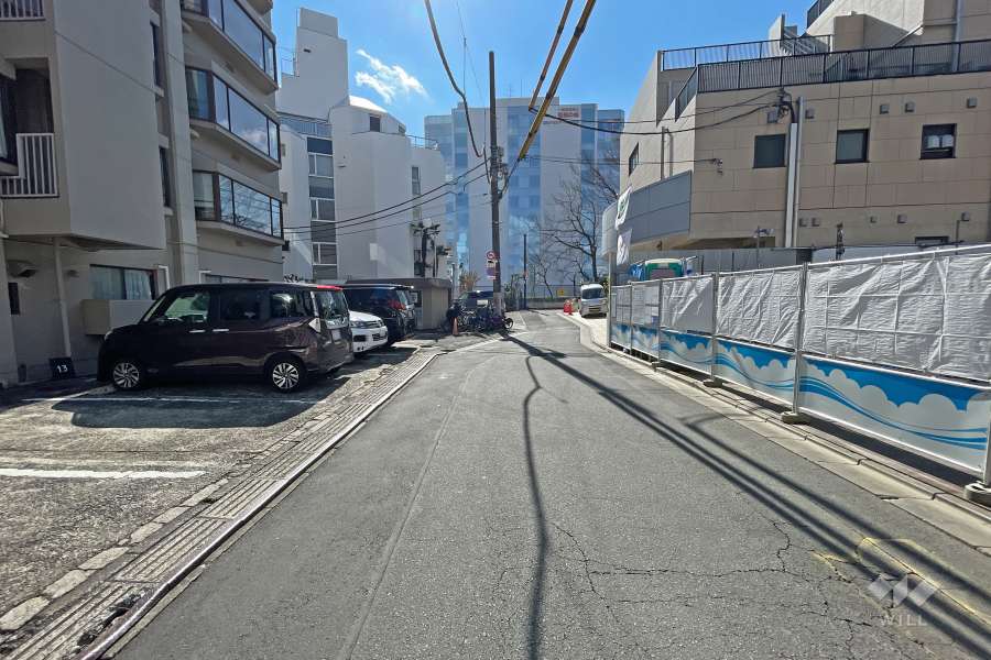 敷地西側の前面道路