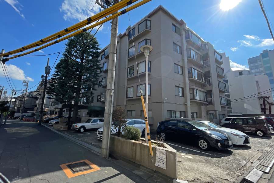 マンション原宿の外観（西側から）