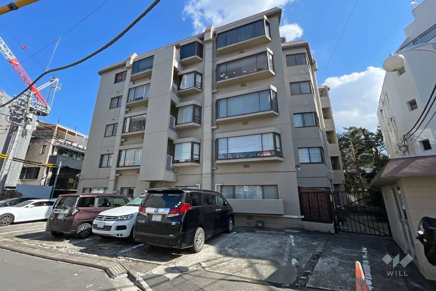 マンション原宿の外観（西側から）