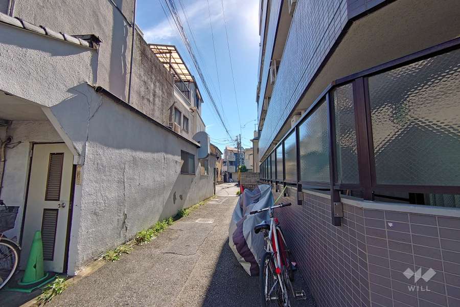 敷地南側の前面道路（東側から）