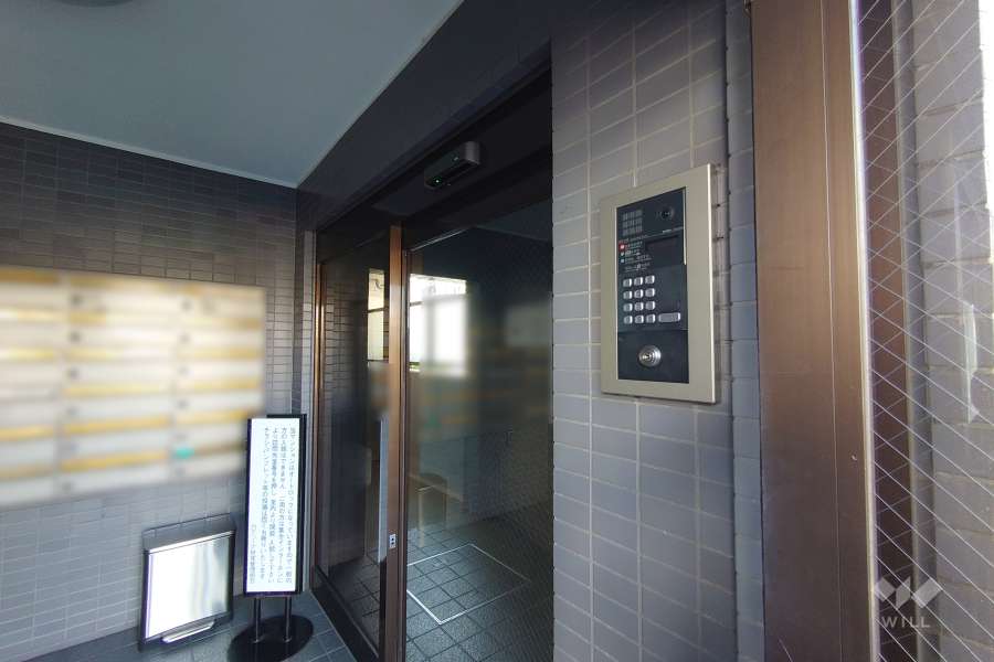 エントランスはオートロック付きです。