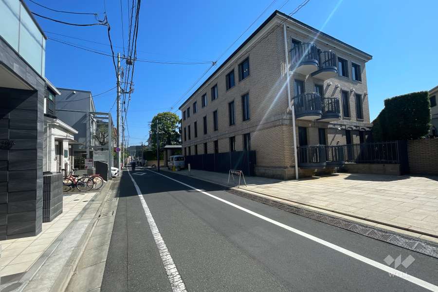 敷地北西側の前面道路（南西側から）