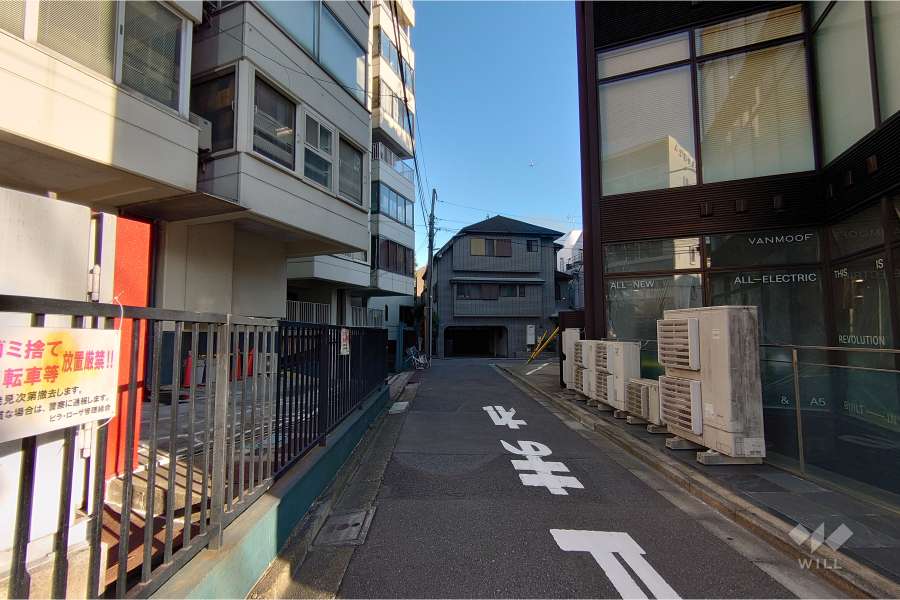 敷地南西側の前面道路（北西側から）