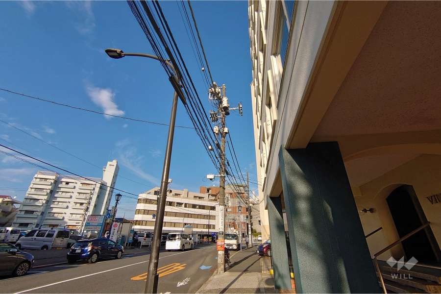 敷地北西側の前面道路（南西側から）