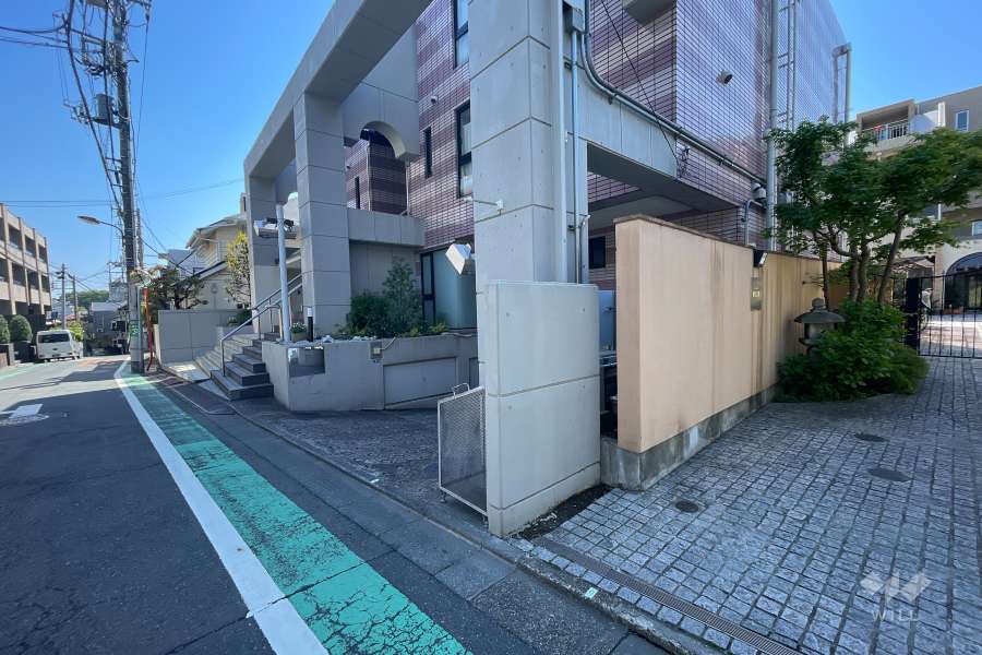 敷地北西側の前面道路（南西側から）