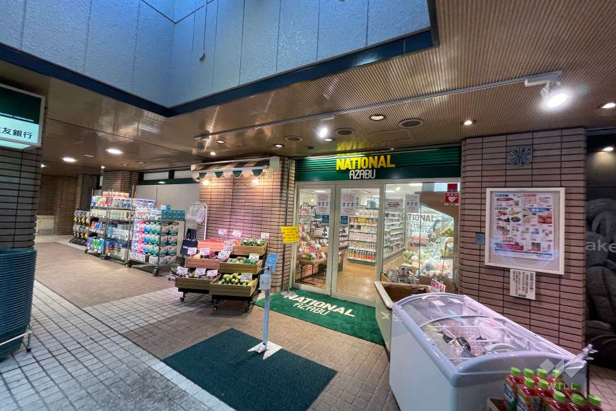 周辺はマンションと一戸建てなどが混在する静かな住宅地です。