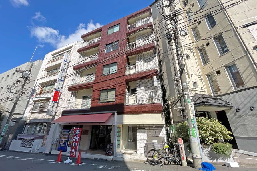 スカイラーク神宮前の外観(南側から）