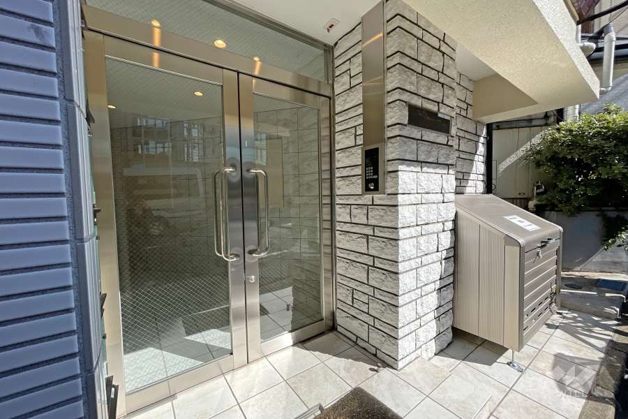 エントランスはオートロック付きです。