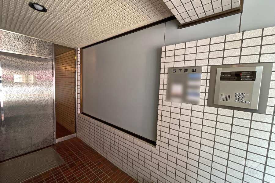 エントランスはオートロック付きです。