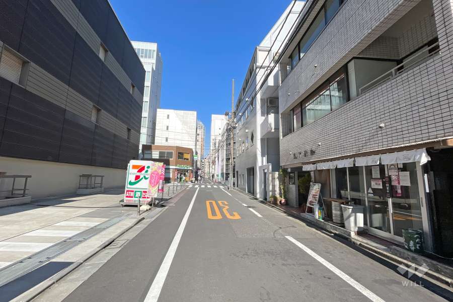 敷地西側の前面道路