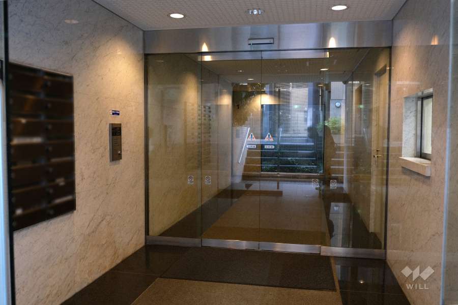 エントランスはオートロック付きです。