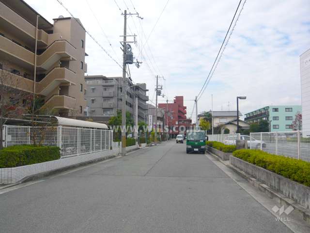 周辺は区画の整った住宅地です。