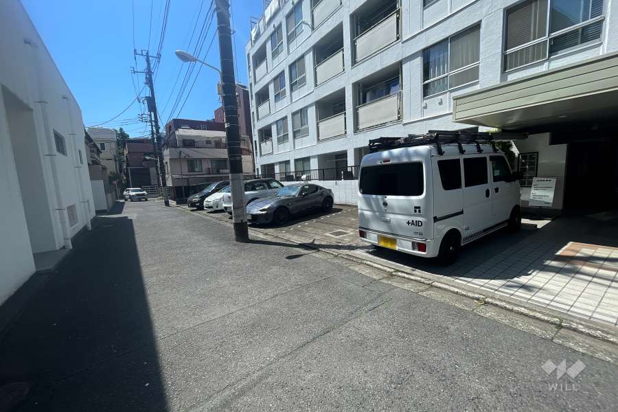 敷地南東側の前面道路（北東側から）