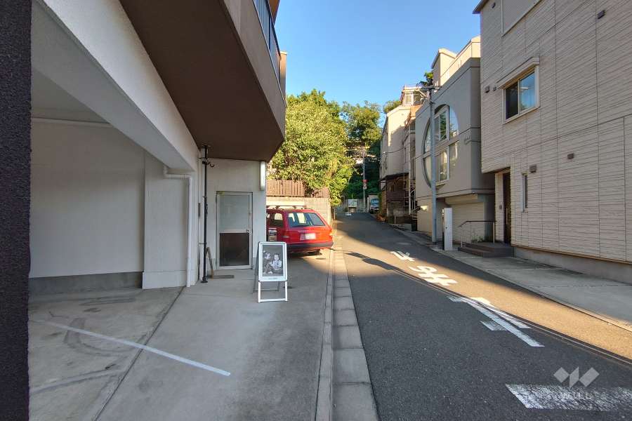 敷地南西側の前面道路（北西側から）
