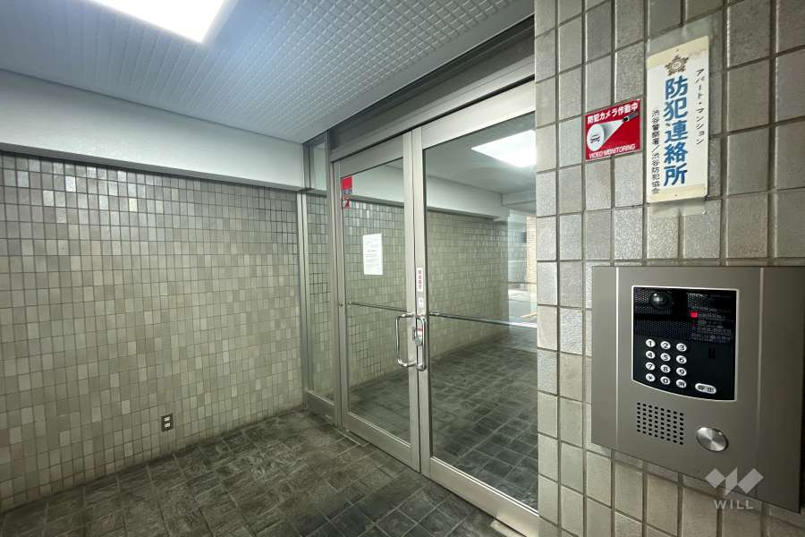 エントランスはオートロック付きです。