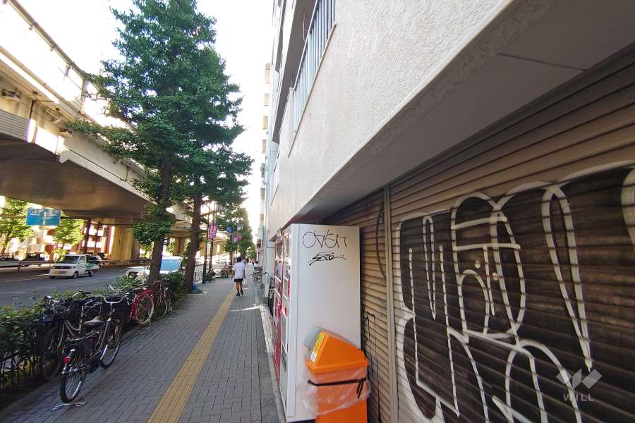 敷地南側の前面道路（東側から）