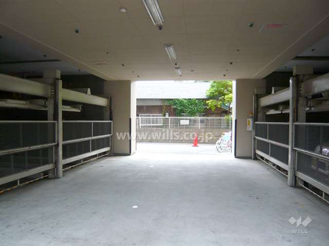 駐車場は建物1階にあり、機械式です。