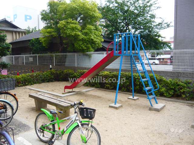 敷地内にある小さな公園