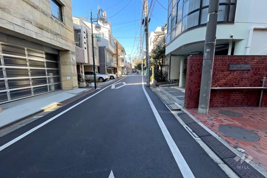 敷地南東側の前面道路（北東側から）