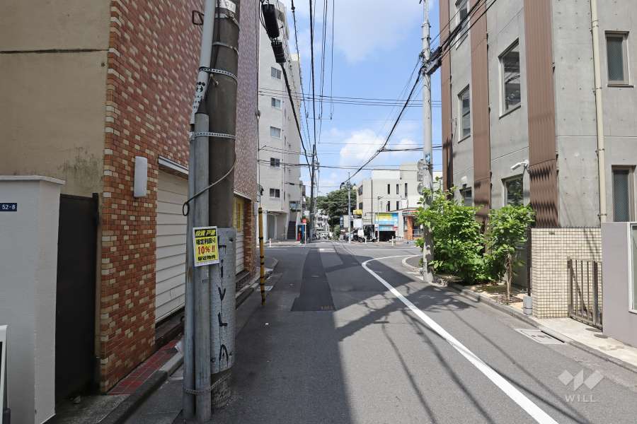 敷地北側の前面道路（東側から）