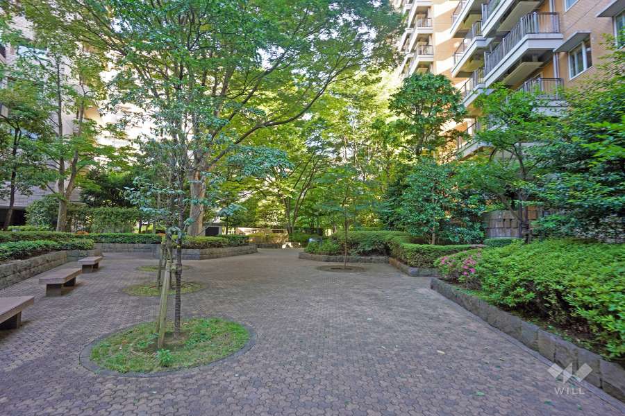 敷地東側の施設内通路と中庭の様子