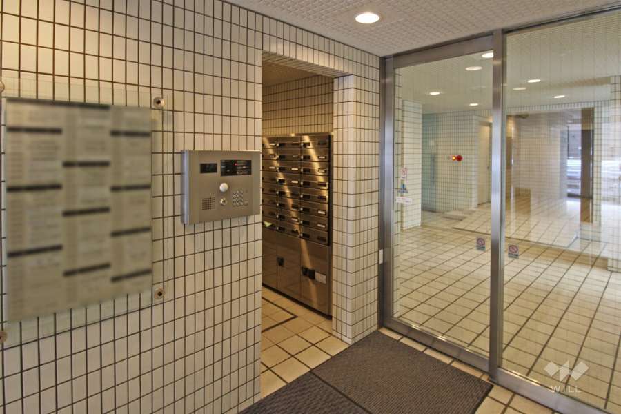 エントランスはオートロック付きです。