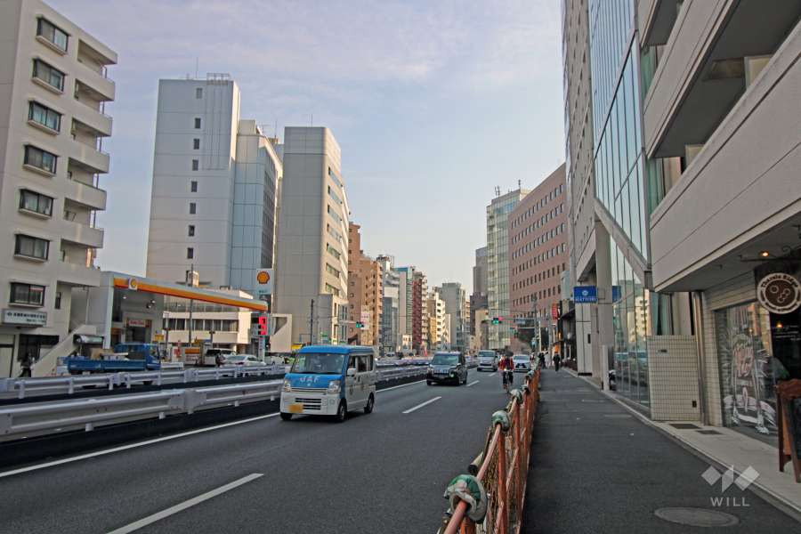 敷地東側前面道路は明治通りです。