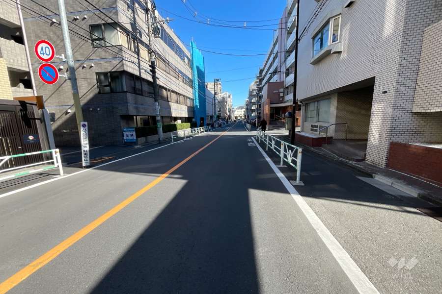 敷地北側の前面道路