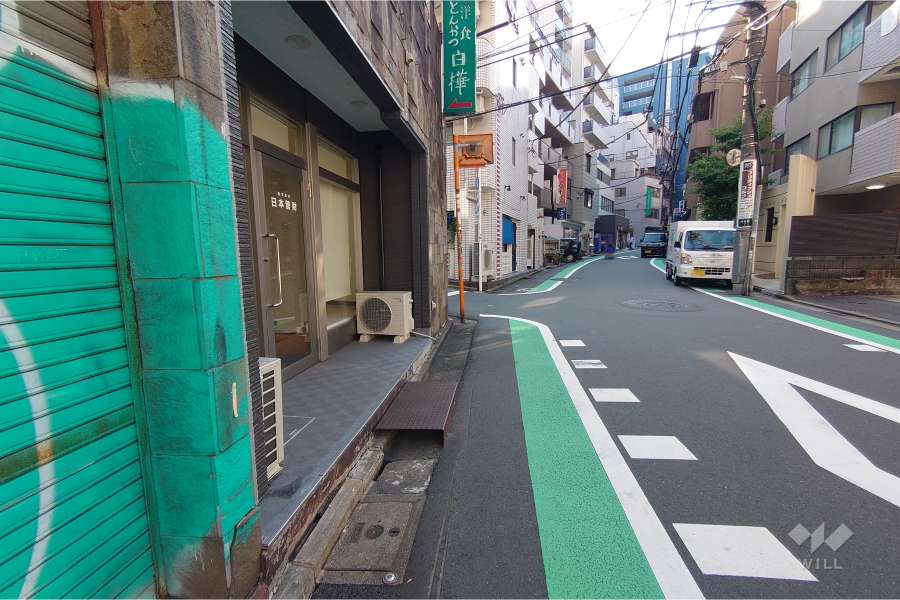 敷地北西側の前面道路（北東側から）