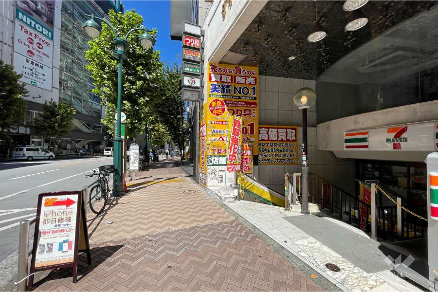 敷地西側の前面道路（南側から）