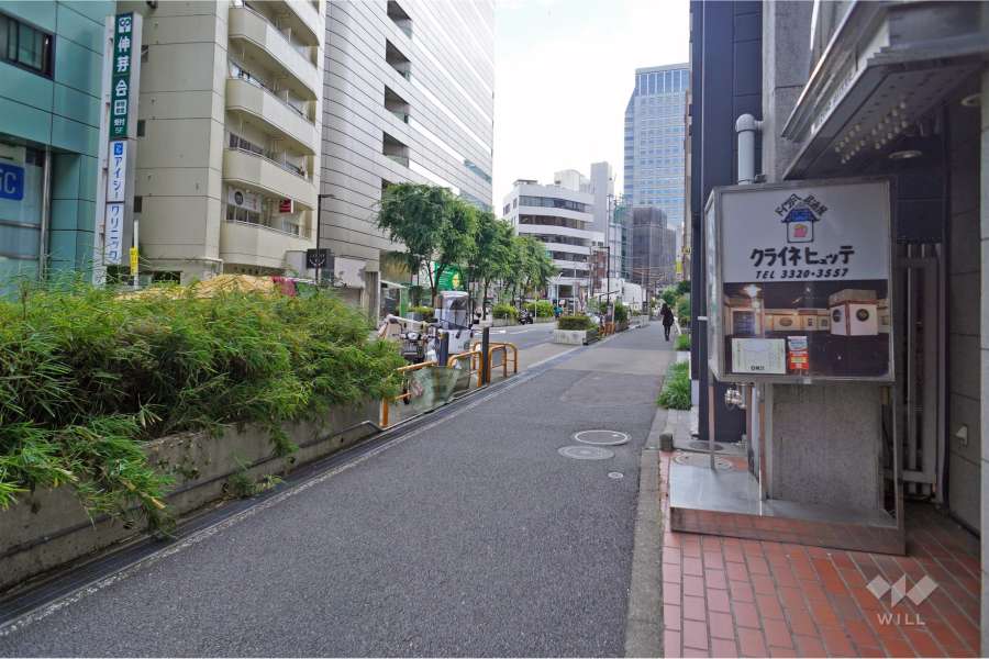 敷地南東側前面道路は「葵通り」と呼ばれ、かつて玉川上水が流れていた名残の「葵橋跡」があります。