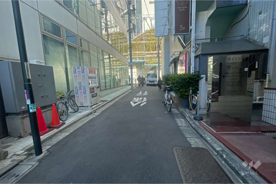 敷地南東側の前面道路（南西側から）