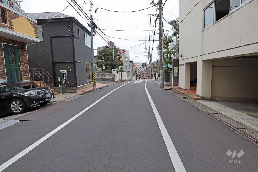 敷地北側の前面道路（西側から）